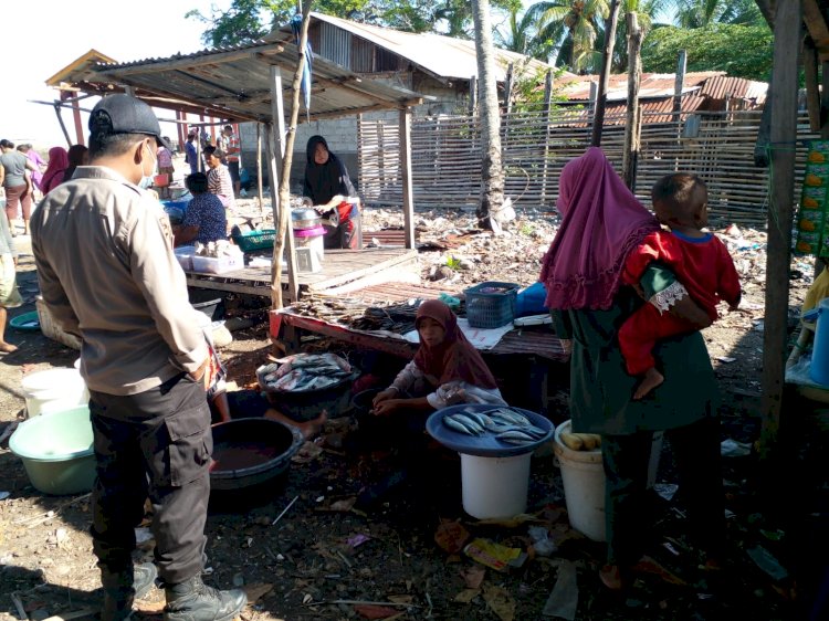 Berikan Himbauan Prokes, Polsek Pantar Laksanakan Patroli Dialogis di Pasar Inpres Kabir