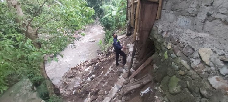 Bhabinkamtibmas Desa Tapang Semadak Himbau Warga Tetap Waspada Akibat Curah Hujan Yang Tinggi