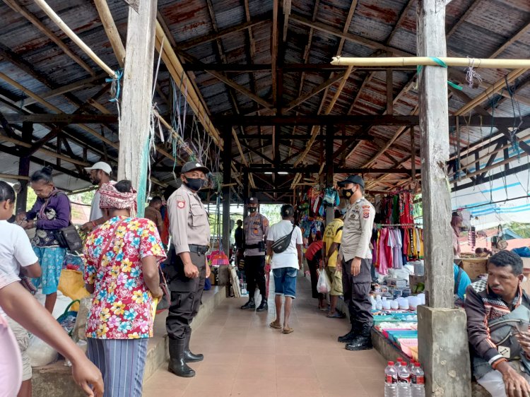 Personel Polsek Alor Selatan Laksanakan Pengamanan Pasar Apui