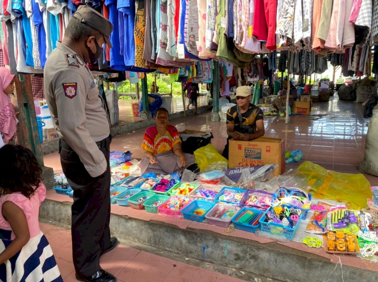 Antisipasi Keramaian Pasar Tradisional, Anggota Polsek Pantar Polres Alor Berikan Pengamanan dan Himbauan Prokes Covid 19