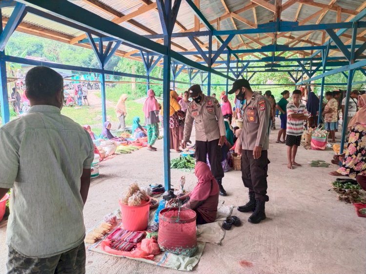 Mendatangi Pasar Baranusa, Personel Polsek Pantar Barat Terus Berikan Himbauan Protokol Kesehatan