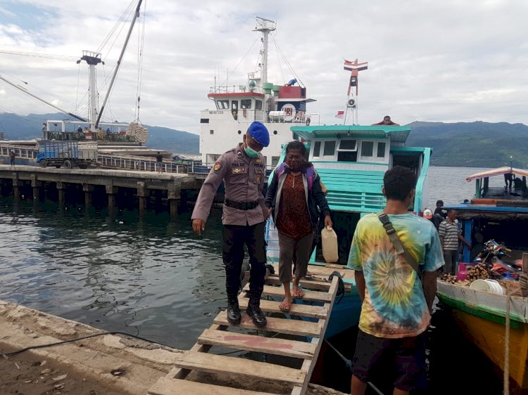 Satpolairud Polres Alor Berikan Himbauan Prokes di Pelabuhan Kalabahi