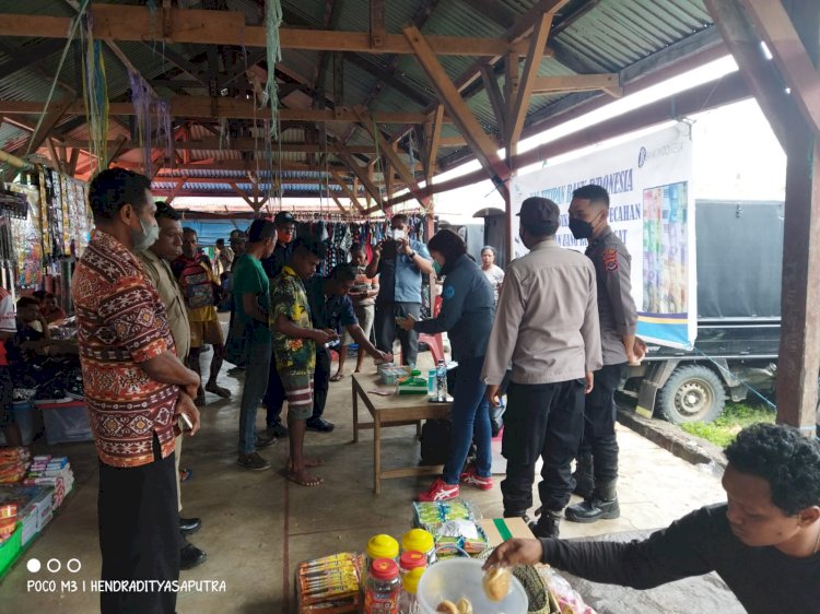 Hadir Di Lokasi Pasar, Personel Polsek Alor Timur Masifkan Himbauan Prokes