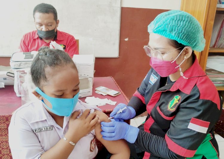 Vaksinasi di Dua Tempat Ini, Biddokkes Polda NTT Kerahkan 15 Vaksinator