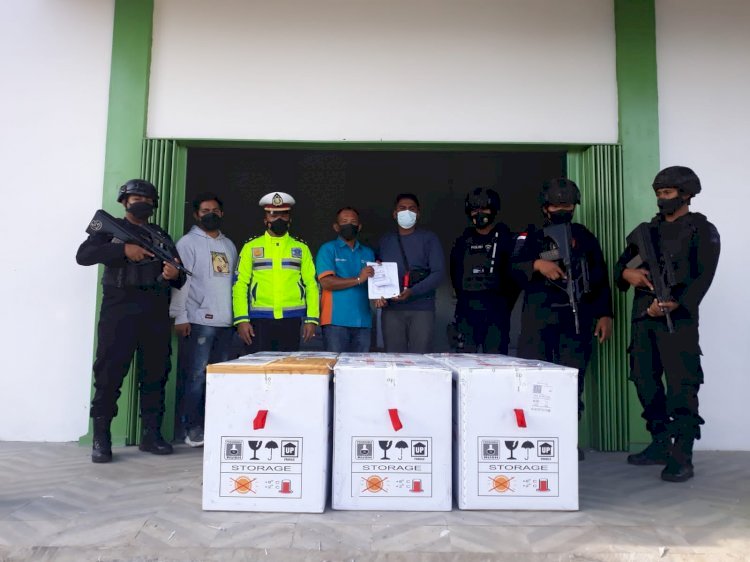 Personel Gabungan Polda NTT Kawal VVIP Kedatangan 7.160 Vial Vaksin Astra Zeneca Dari Pemerintah Pusat di Kupang