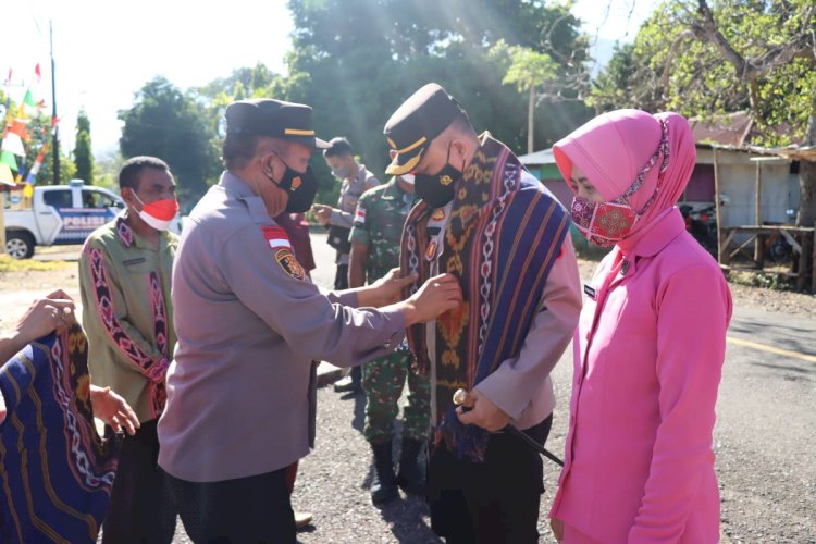 Kapolres Alor didampingi Ketua Bhayangkari Cabang Alor Laksanakan Kunker Ke Dua Polsek Jajaran Polres Alor