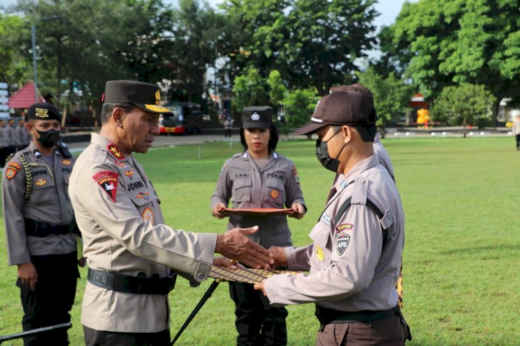 Kapolda NTT Irjen Pol Drs. Johni Asadoma, M.Hum berikan penghargaan kepada dua anggota Satpam. Pemberian penghargaan ini karena kedua Satpam tersebut dinilai berprestasi dalam menjalankan tugas-tugasnya membantu Polri menjaga Kamtibmas.