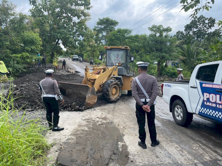 Jalan Penghubung 2 Kecamatan Lumpuh, Sat Lantas Polres Alor Datangkan Alat Berat