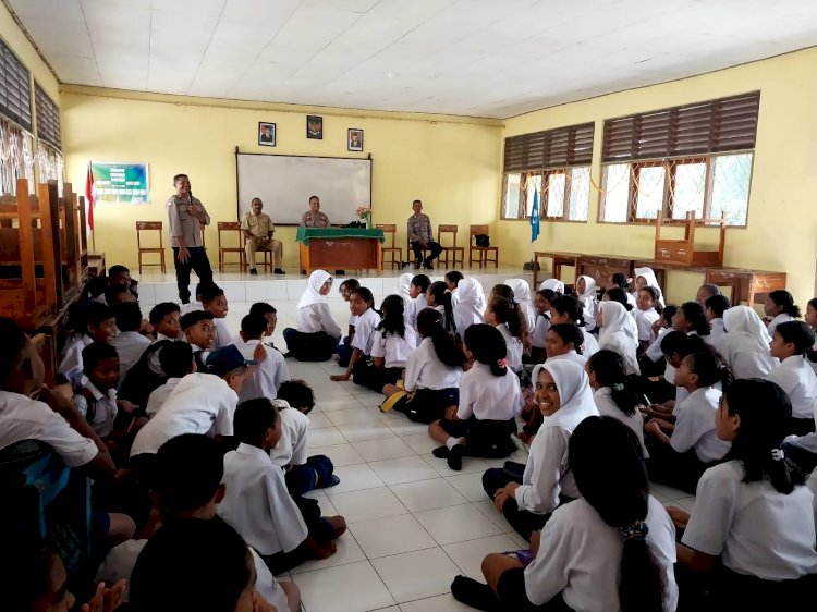 Sat Binmas Polres Alor Gelar Binluh Pengaruh Gadget dan Kenakalan Remaja Di SMP Negeri 03 Kalabahi
