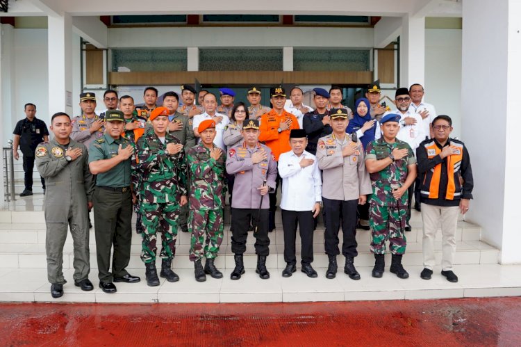 Kapolri Beri Apresiasi Langsung ke TNI yang 'Berputar' dan Tim Gabungan Evakuasi Kapolda Jambi