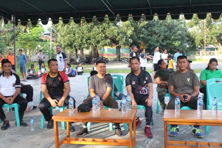 Tingkatkan Sinergitas dan Soliditas TNI-POLRI, Polres Alor Bersama Kodim 1622 Alor Laksanakan Olahraga Bersama