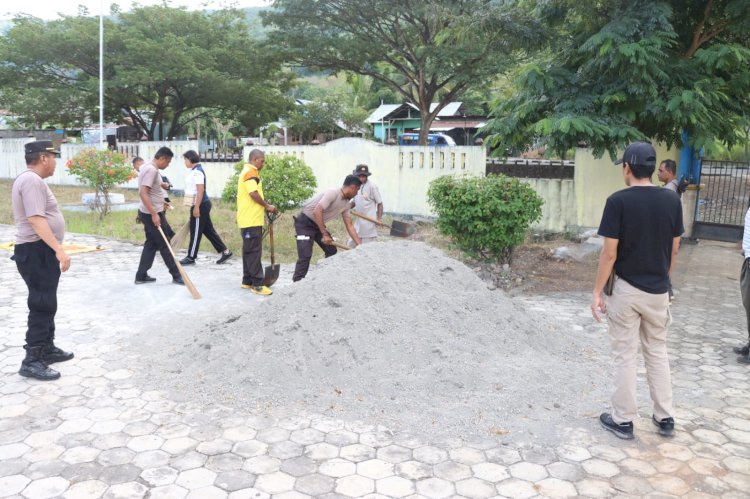 Jelang Upacara Hari Bhayangkara ke-77, Polres Alor Laksanakan Bersih-bersih di Taman Makam Pahlawan