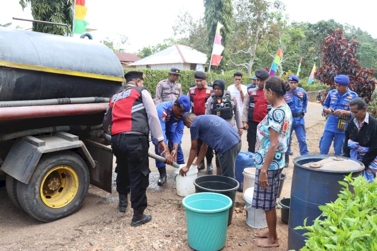 Jelang peringatan HUT RI ke 78, Polres Alor Bagikan Air Bersih Di Desa Otvai