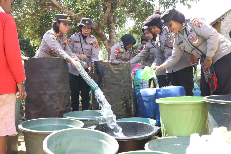 Sambut Hari Jadi Polwan Ke-75, Polwan Polres Alor Laksanakan Pendistribusian Air Bersih Di Desa Lendola
