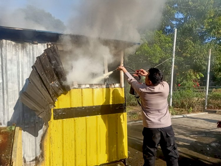 Personil Polres Alor Gerak Cepat Padamkan Api di Café Moo Milk