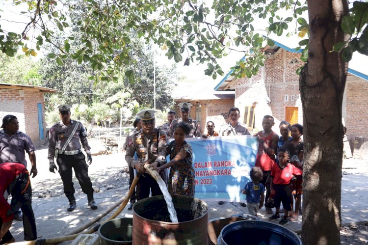 Peringati Hut Lalu Lintas Bhayangkara Ke 68, Satuan Lalu Lintas Polres Alor Distribusi Air Bersih