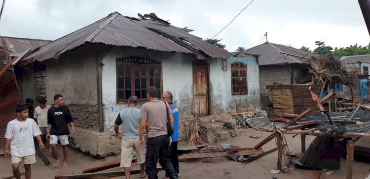 Bencana Angin Puting Beliung Melanda Kampung Labuan Bajo, Kab. Alor, Kapolsek Pantar Turun Langsung ke Lokasi