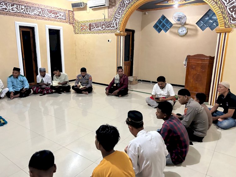 Berkah Ramadhan: Personil Polres Alor Menyatu dalam Tadarus Al-Quran di Masjid Nurul It-tihad