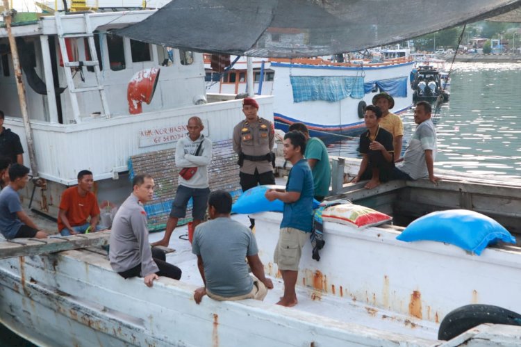 Kapolres Alor Bagikan Takjil kepada ABK Kapal di Pelabuhan Pelni Kalabahi
