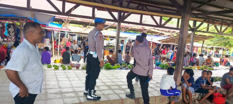 Polsek Alor Timur Lakukan Patroli dan Pengamanan di Pasar Rakyat Maritaing