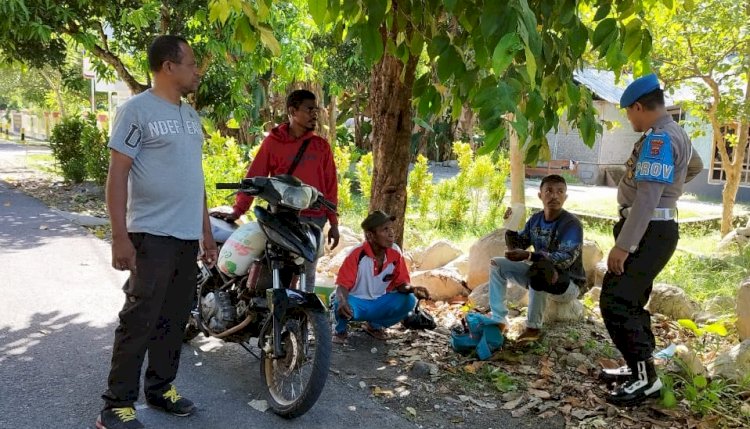 Personel Polri Patroli Dialogis dan Sambang Kamtibmas di Desa Waisika, Alor Timur Laut