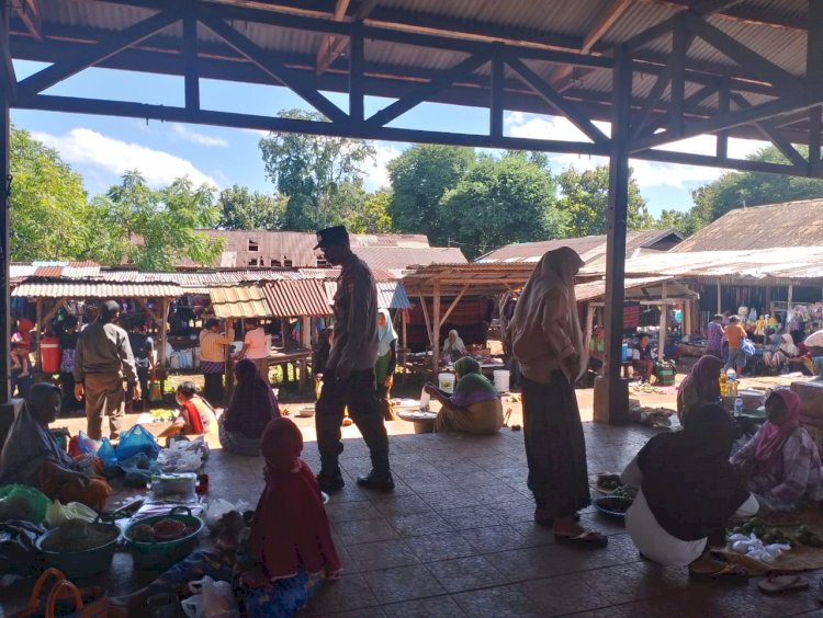 Polsek Pantar Barat Gelar Patroli Kamtibmas di Pasar Baranusa untuk Jaga Ketertiban dan Keamanan