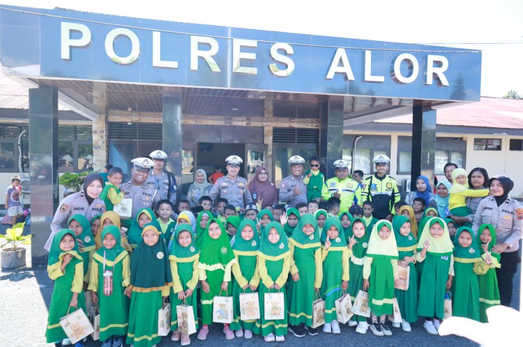 Rombongan Anak TK RA. Alfatah Kalabahi Kunjungi Polres Alor dalam Program Polisi Sahabat Anak