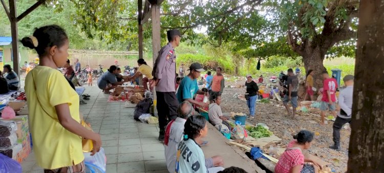 Polsek Alor Timur Lakukan Patroli dan Pengamanan di Pasar