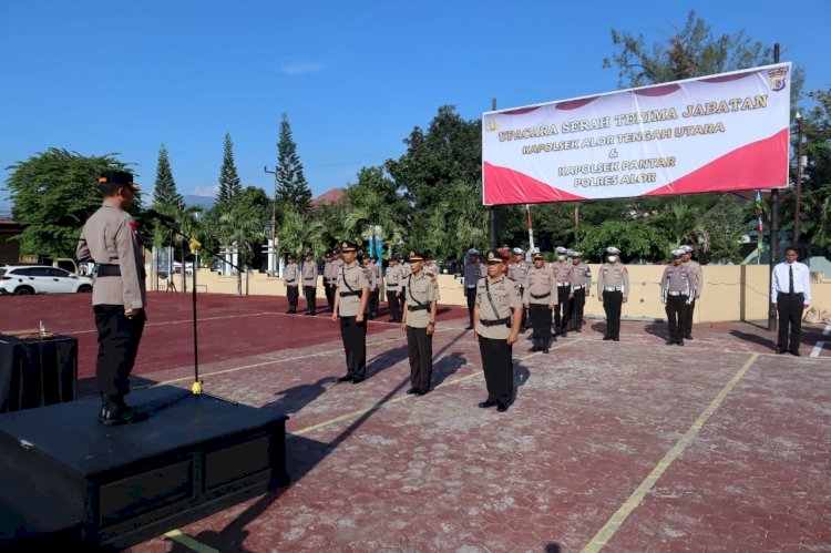 Kapolres Alor Pimpin Upacara Serah Terima Jabatan Kapolsek Pantar dan Pengukuhan Jabatan Kapolsek Alor Tengah Utara