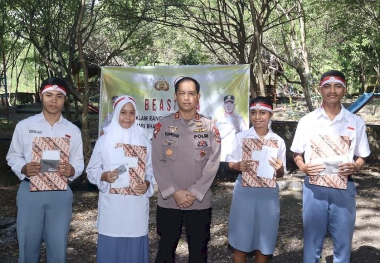 Kapolres Alor Berikan Beasiswa Kepada Siswa Berprestasi Jelang Hari Bhayangkara Ke-78