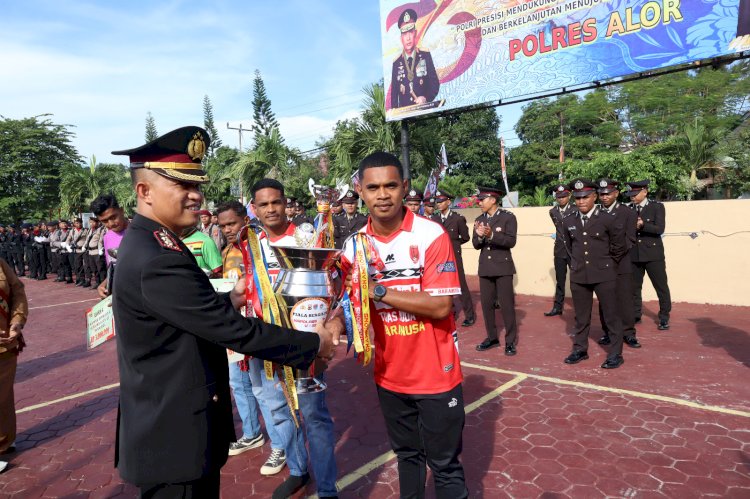 Kapolres Alor Serahkan Hadiah Kapolres Cup U-22 dalam Peringatan Hari Bhayangkara ke-78