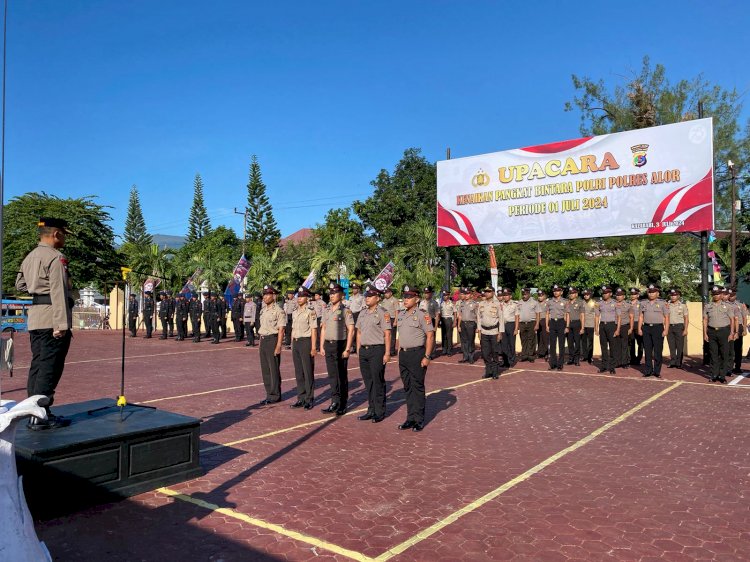 Kapolres Alor Pimpin Upacara Kenaikan Pangkat Bintara Polri Polres Alor Periode 1 Juli 2024