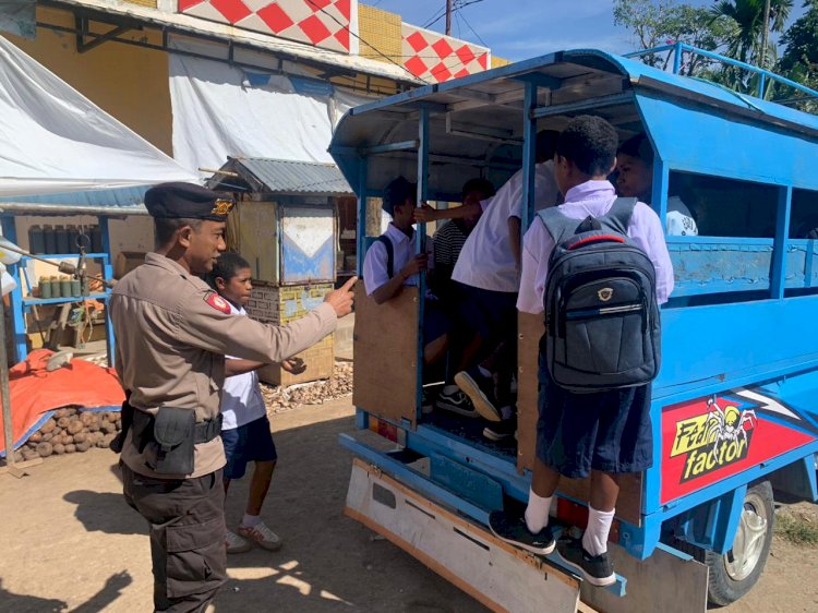 Polsek Alor Selatan Laksanakan Patroli dan Sambang di Pasar Rakyat Apui untuk Menjaga Keamanan