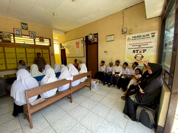 Siswa MTsS Citra Moru Kunjungi Polsek Alor Barat Daya untuk Meningkatkan Pengetahuan dan Pengalaman