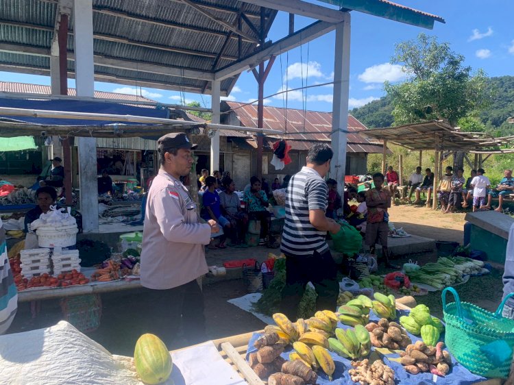 Ciptakan Lingkungan Aman dan Nyaman, Polsek Alor Selatan Gelar Patroli Rutin di Pasar Apui