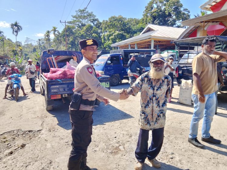 Polsek Alor Selatan Lakukan Patroli Pengamanan di Pasar Rakyat Apui: Ciptakan Lingkungan Aman dan Nyaman