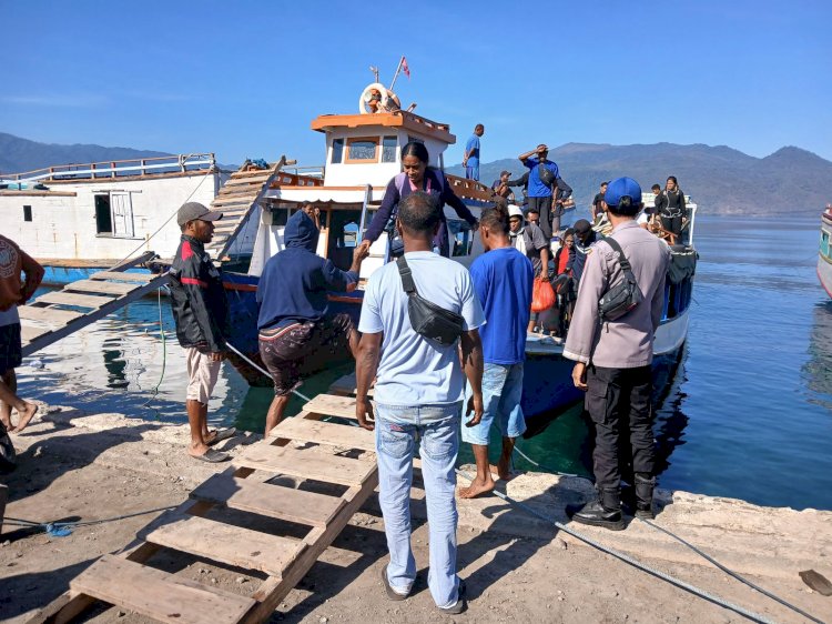 Personel Satpolairud Polres Alor Laksanakan Pengamanan dan Pemantauan Kapal di Pelabuhan Kalabahi