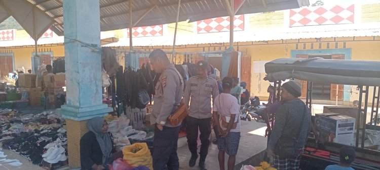 Polsek Alor Selatan Gelar Patroli dan Sambang di Pasar Rakyat Apui untuk Jaga Kamtibmas