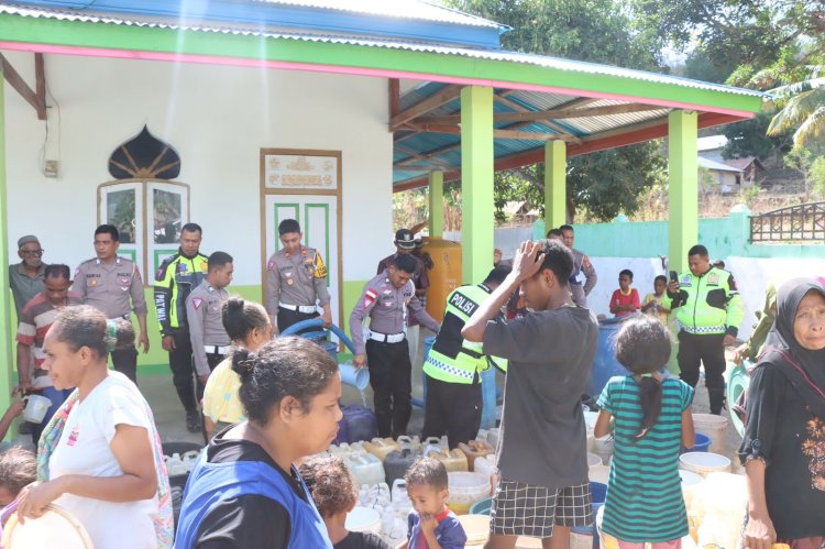 Bakti Sosial Sat Lantas Polres Alor: Menyebarkan Kebaikan Melalui Pemberian Air Bersih dan Sembako kepada Masyarakat yang Membutuhkan