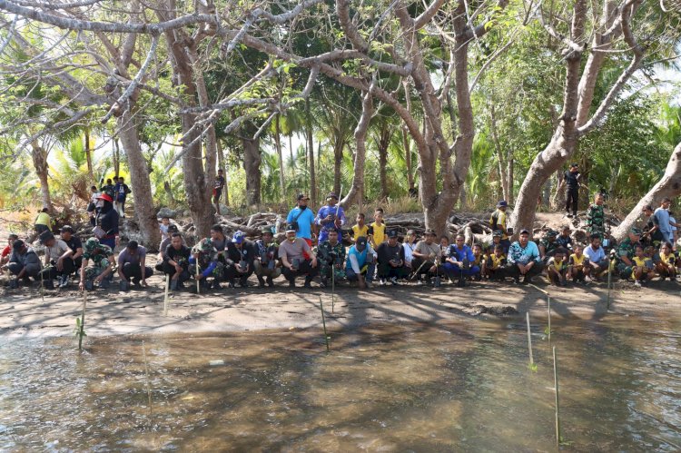 Sinergitas TNI-Polri Bersama Masyarakat Gelar Penanaman Mangrove di Pantai Aikoli