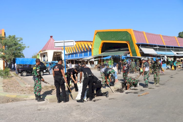 Sinergitas TNI POLRI dan Pemda Alor Gelar Kerja Bakti di Pasar Kadelang