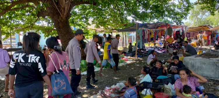 Polsek Alor Timur Gelar Patroli dan Pengamanan Pasar Rakyat Maritaing, Berikan Himbauan Kamtibmas untuk Kenyamanan Masyarakat