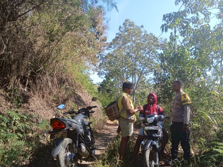 Bhabinkamtibmas Desa Fuisama Gelar Patroli Dialogis, Himbau Warga Jaga Kesehatan dan Keamanan Lingkungan