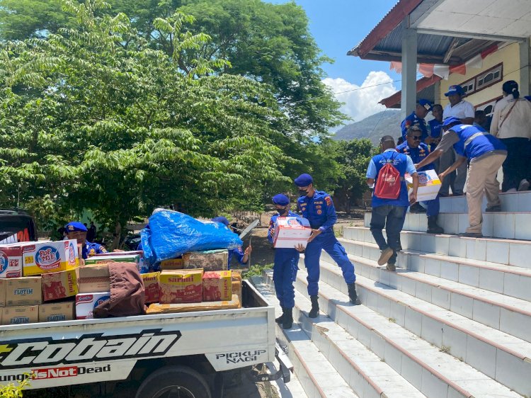 Polairud Polda NTT Salurkan Bantuan Sembako untuk Pengungsi Erupsi Gunung Lewotobi di Posko Konga