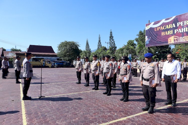 Kapolres Alor Berikan Penghargaan Kepada Sepuluh Personil Polres Alor Atas Dedikasi dan Kinerjanya