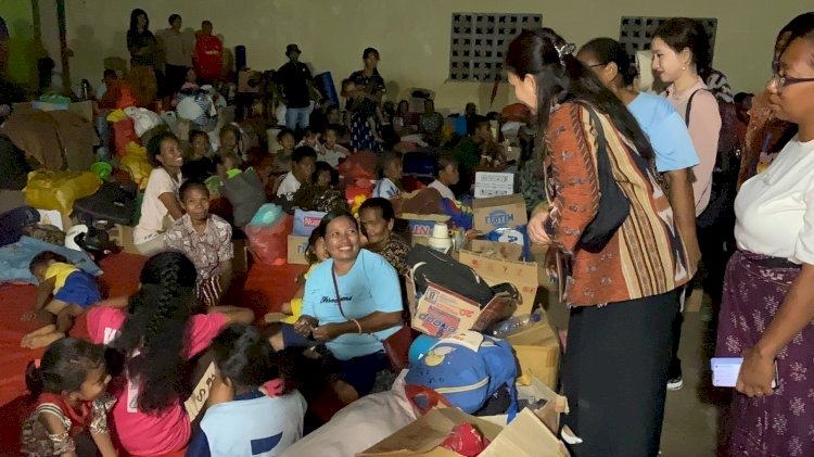 Bawa Keceriaan di Tengah Duka, Ketum Bhayangkari Hibur dan Berikan Mainan untuk Anak-Anak Korban Erupsi Gunung Lewotobi