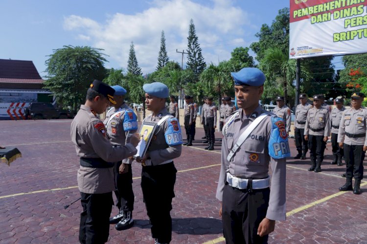 Kapolres Pimpin Upacara Pemberhentian Tidak Dengan Hormat (PTDH) Satu Personel Polres Alor Secara In Absentia