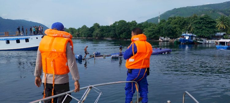 Satpolairud Polres Alor Evakuasi Perahu Motor KM Nusantara yang Tenggelam di Pelabuhan Dulionong