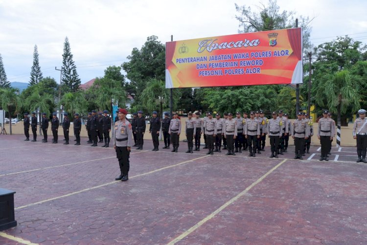 Polres Alor Gelar Upacara Purnabakti Wakapolres dan Apresiasi Personil Berprestasi