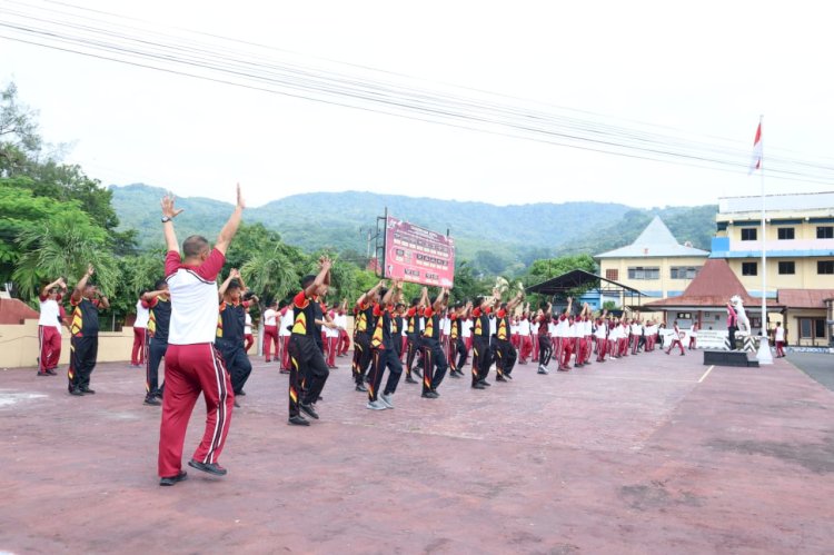 Polres Alor Gelar Apel Pagi dan Olahraga Bersama Brimob Kompi 4 Yon A Polda NTT